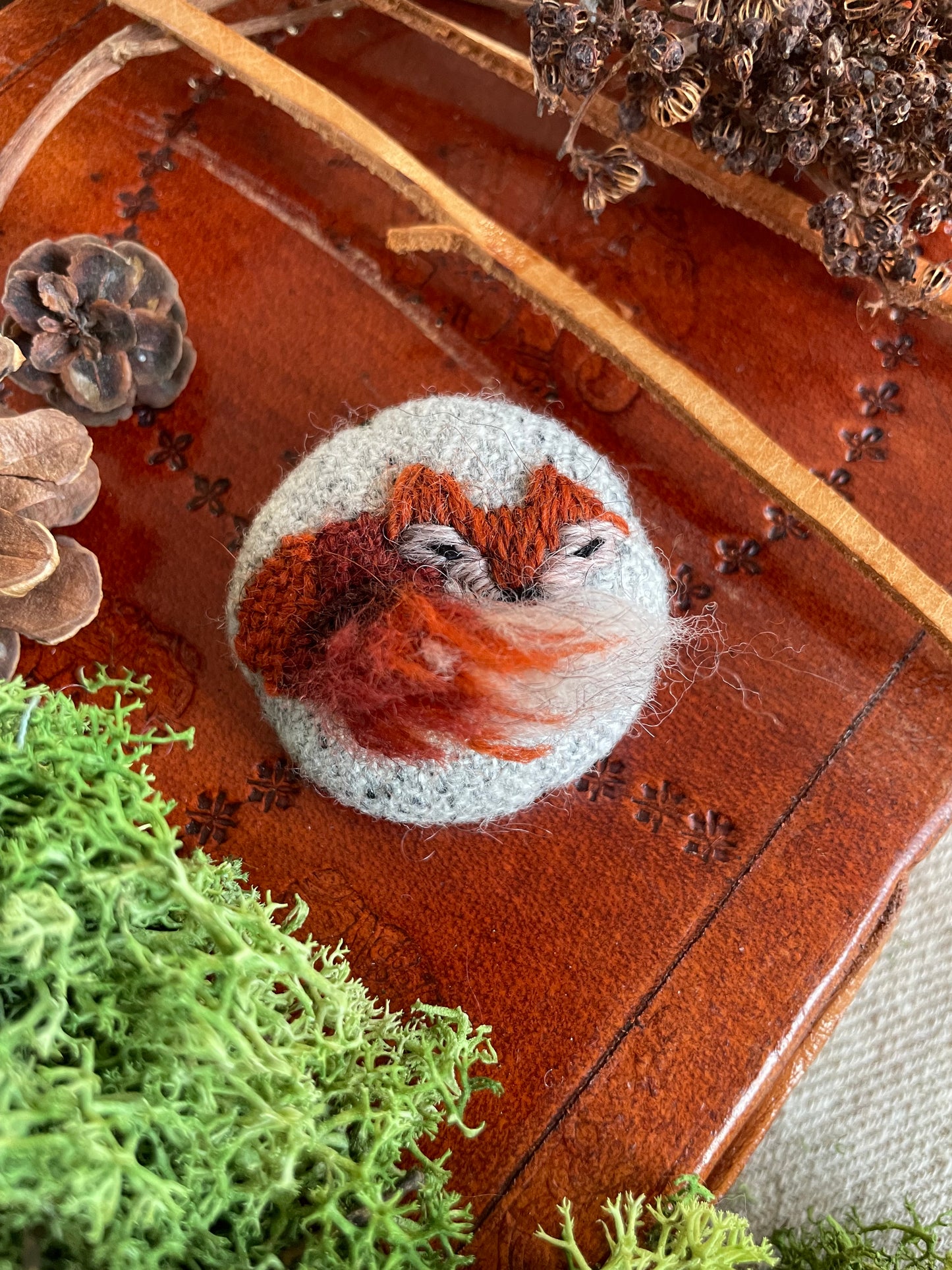 Max Sleeping Fox Brooch grey