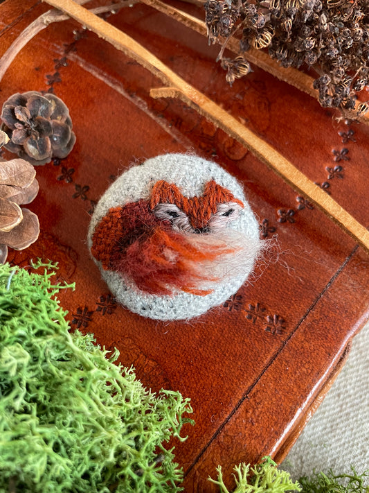 Max Sleeping Fox Brooch grey