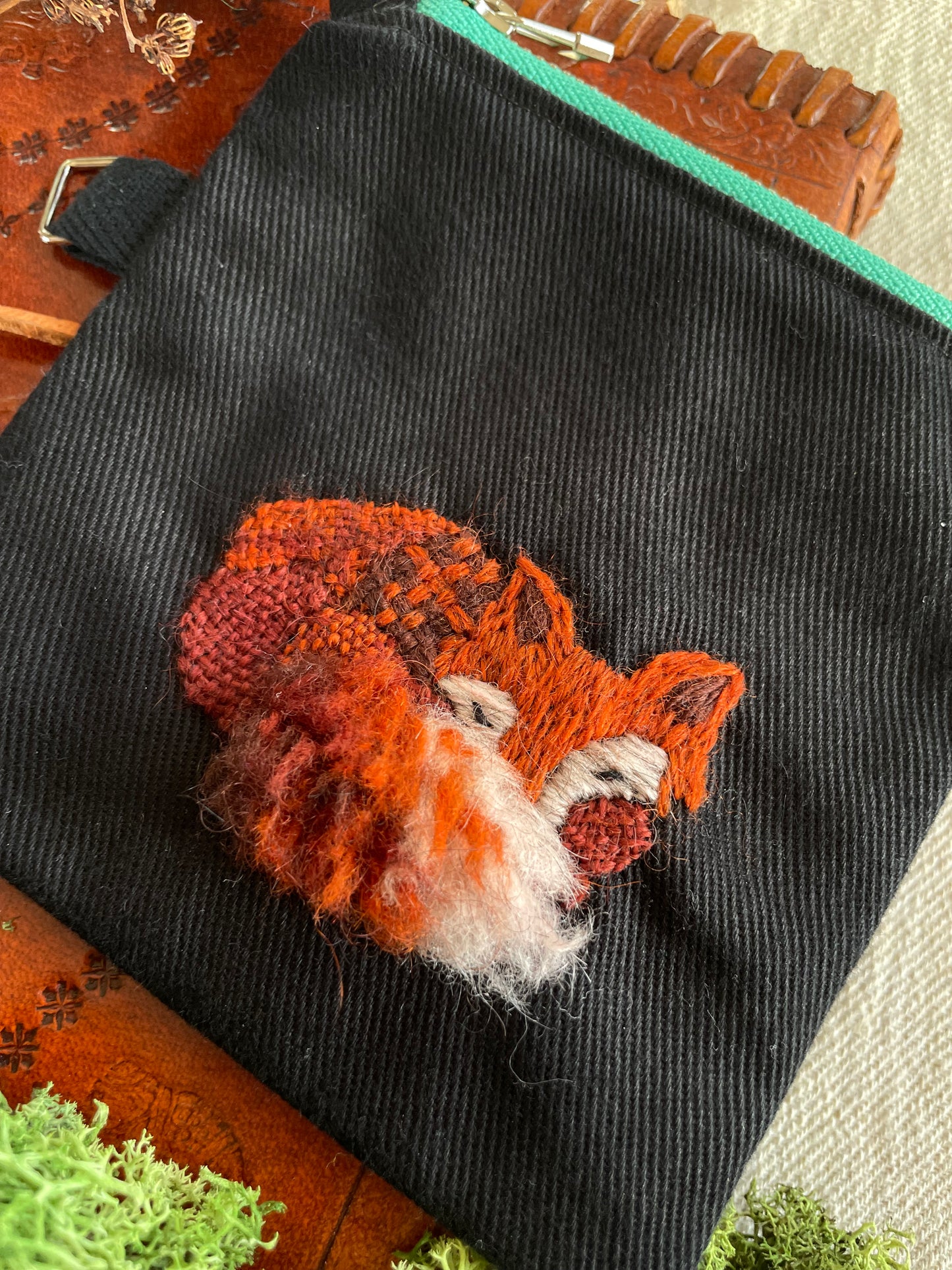 Max, the fox, sleeping black zipper pouch