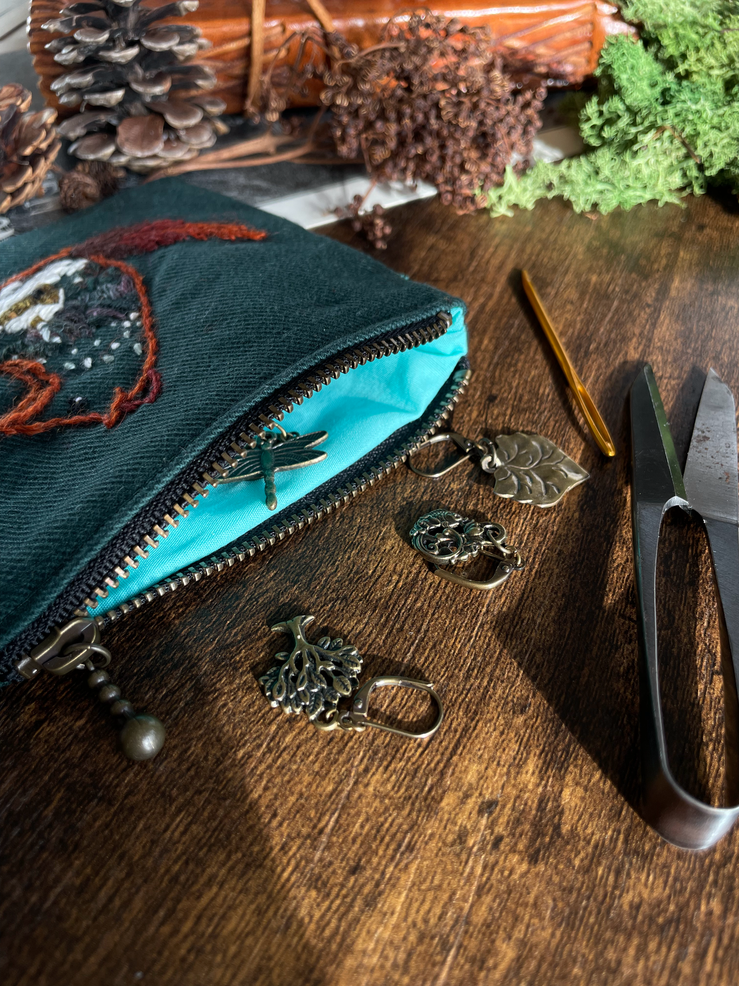 George & Max Snow Scene Green Zipper Pouch